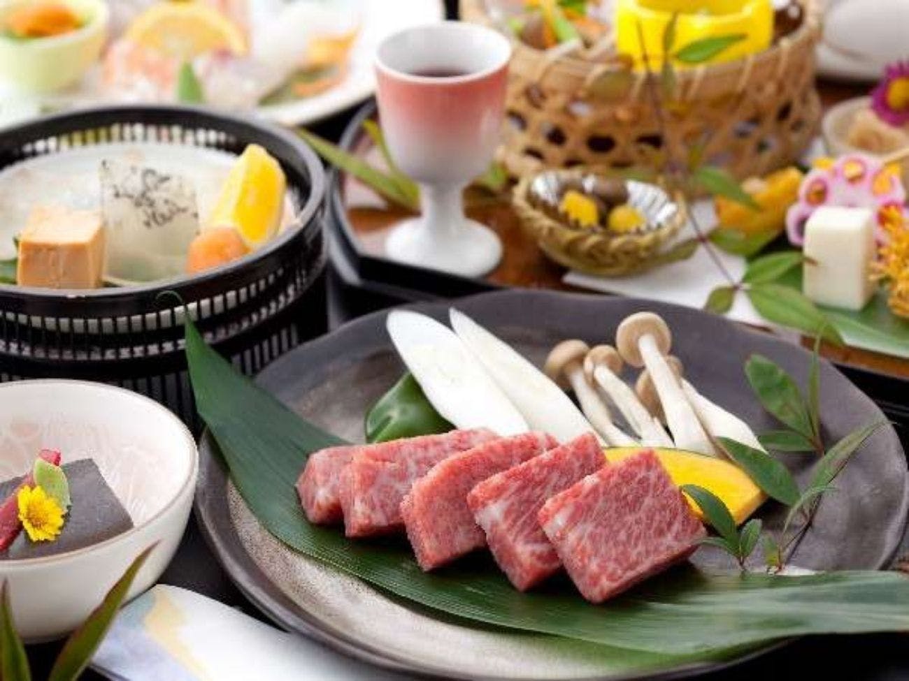 Hidangan Kaiseki dengan Daging Sapi Wagyu Hitam Kyushu Panggang di Atas Piring Keramik / Contoh