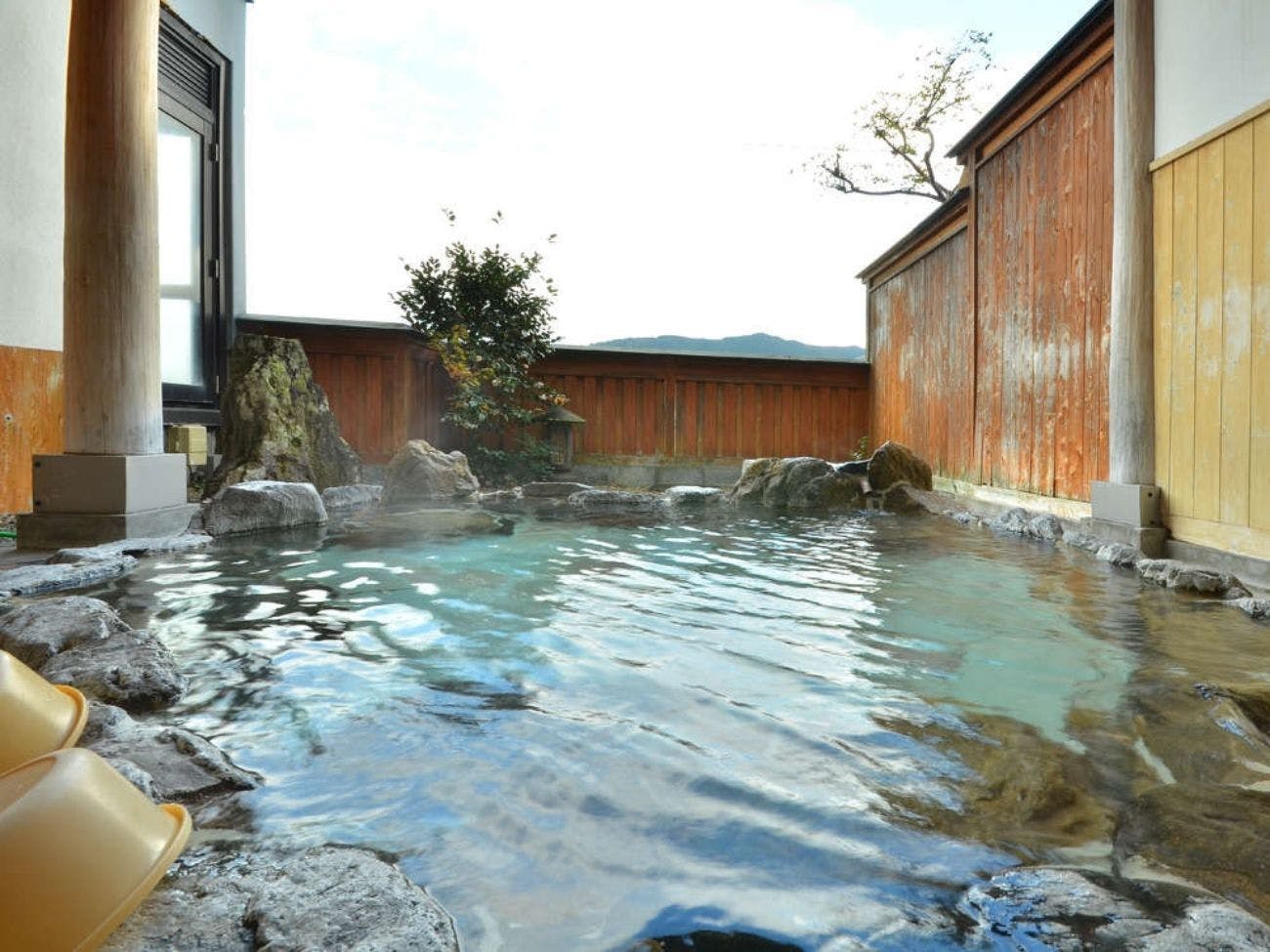 Pemandian umum dengan pemandian terbuka yang terhubung ke pemandian wanita