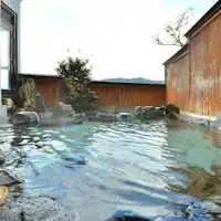 Pemandian umum dengan pemandian terbuka yang terhubung ke pemandian wanita