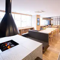 請在寬敞的休息室放鬆身心。