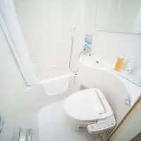 모든 객실에 유닛 욕실 완비.