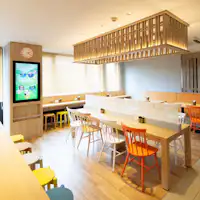 아침 햇살이 가득한 공간에서 맛있는 식사를 즐기세요.