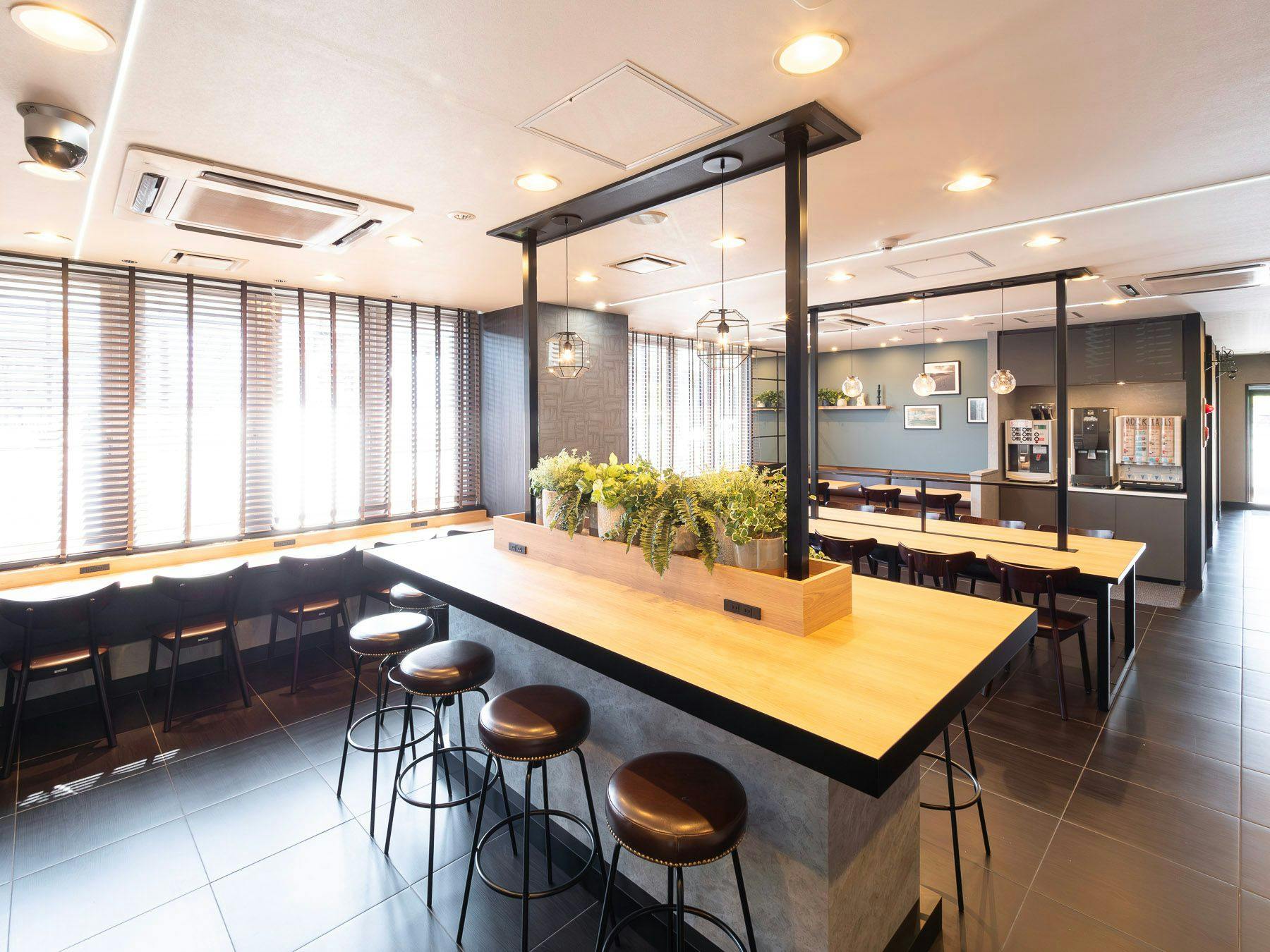 햇빛이 잘 들고 밝은 조식 장소입니다.