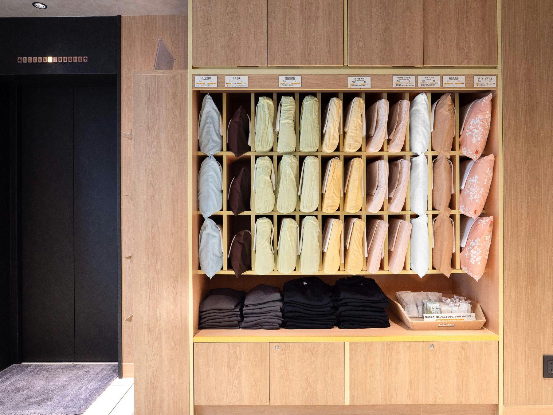 Bantal yang pas di kepala dan membantu tidur.