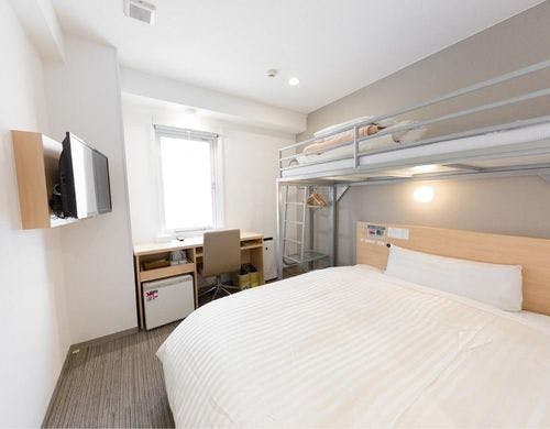 ダブルベッドとロフトベッド付