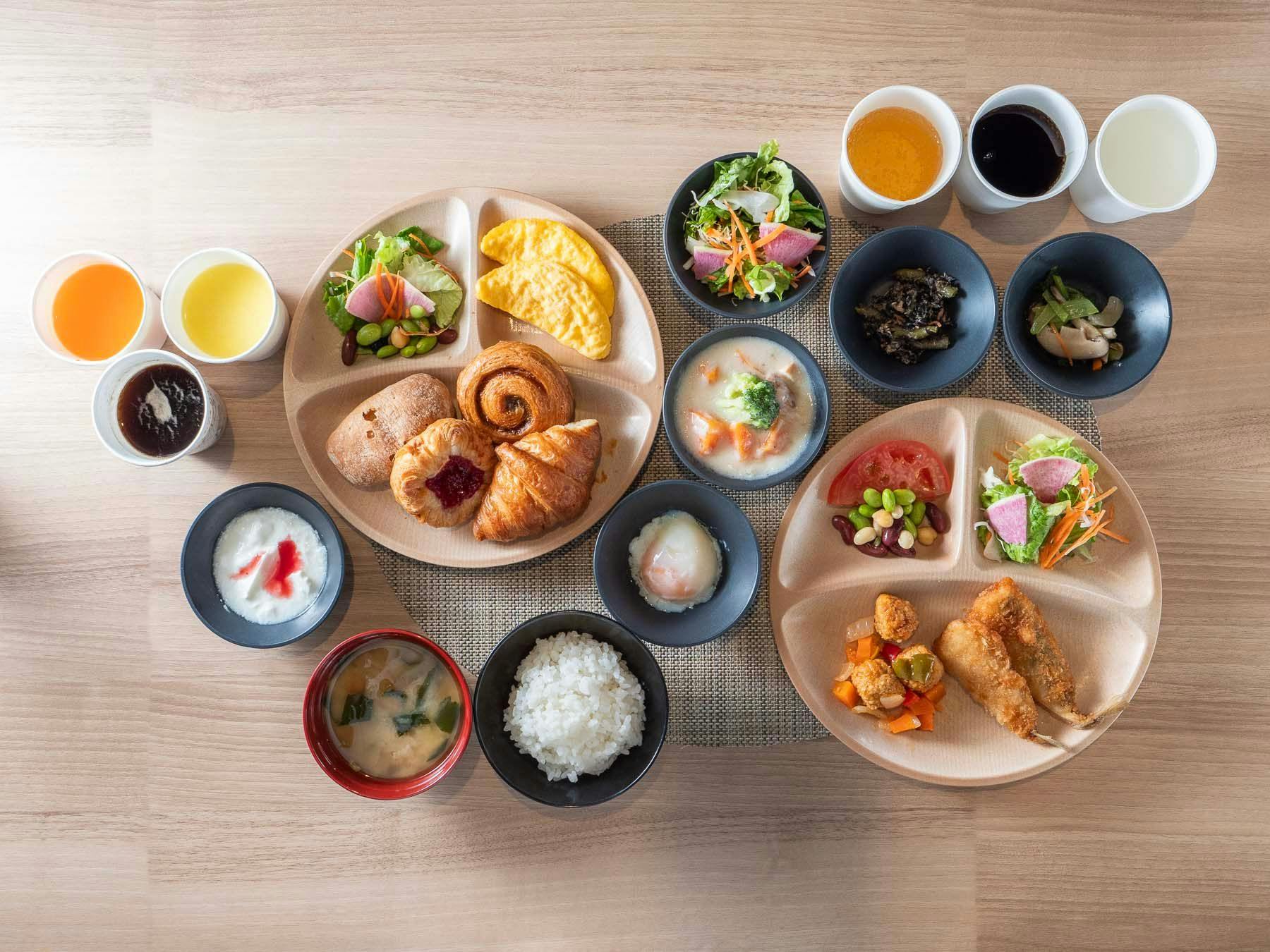 Anda dapat menikmati hidangan Jepang dan hidangan Barat.