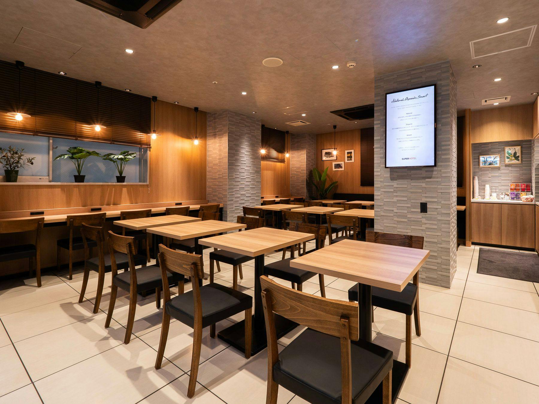 Lounge dengan nuansa hangat dari kayu.