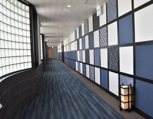 三河木綿の藍色を基調としたカラーの廊下
