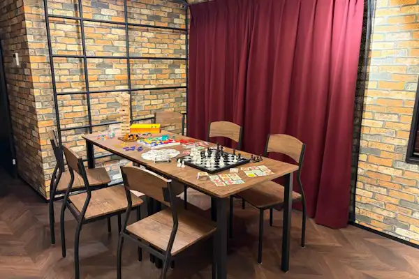 เรามีบอร์ดเกมและของเล่นไม้หลากหลายประเภทไว้ให้บริการด้วย