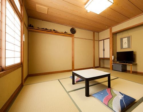 ・和室8畳（洗面所付・バストイレ共同）