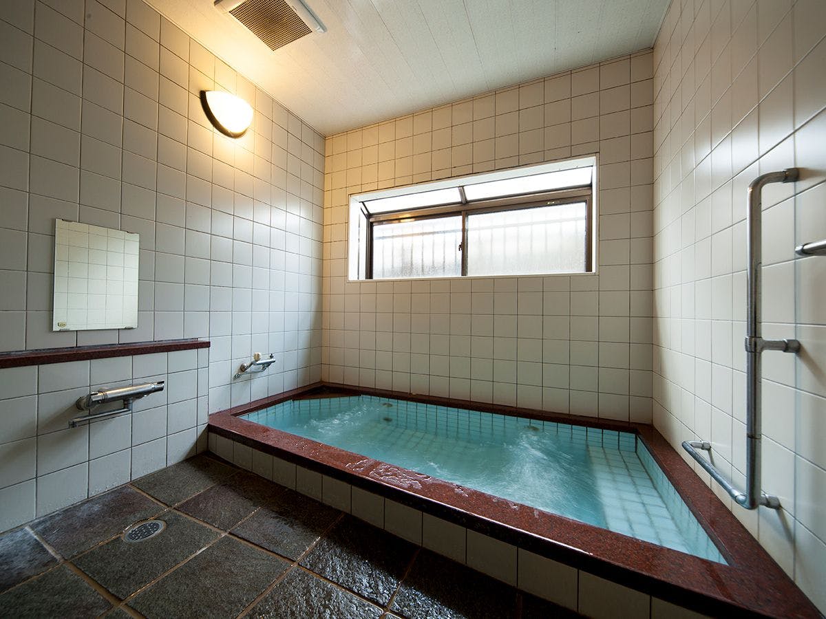 ・室內浴池使用時間：17:00至23:00