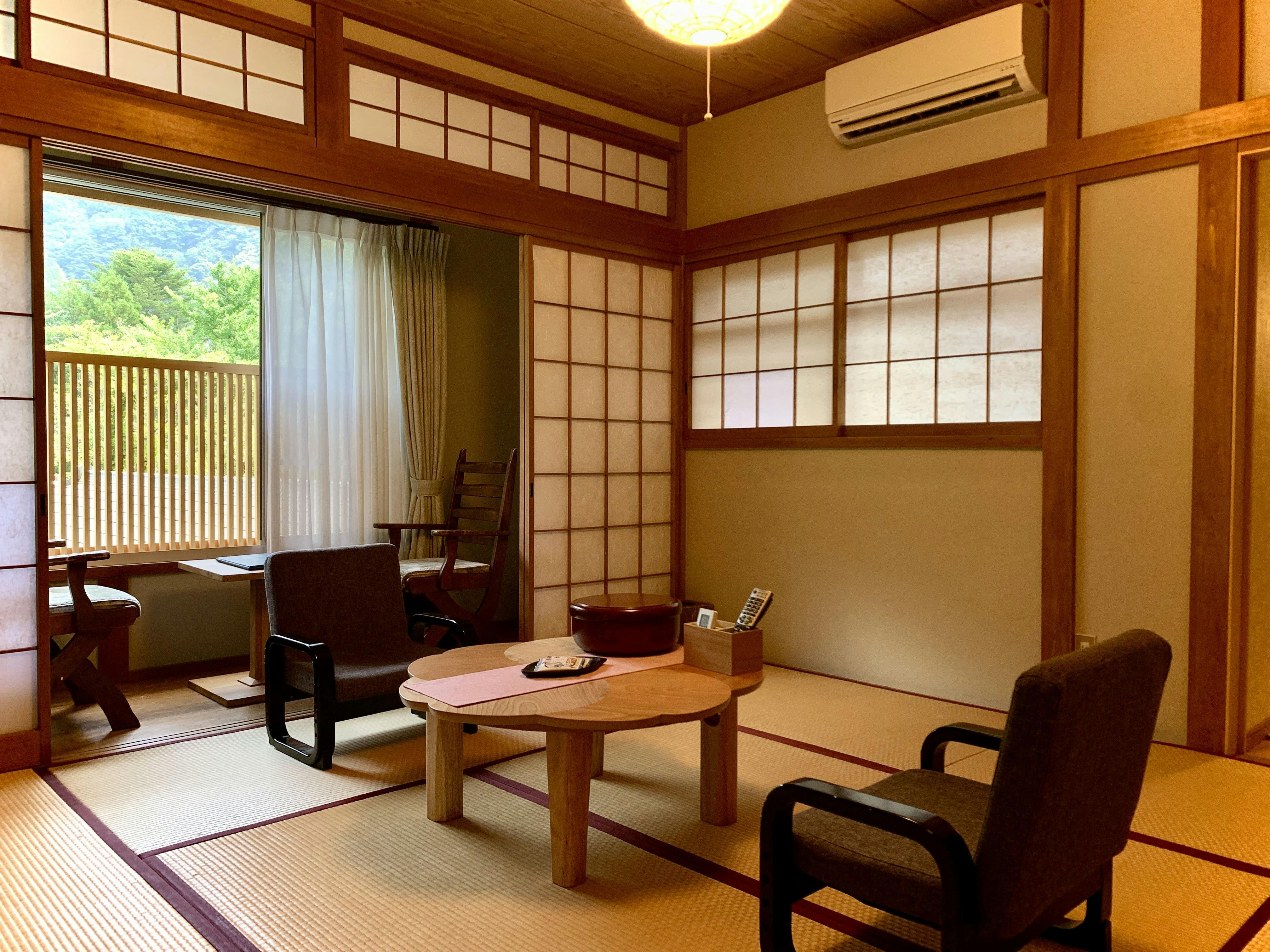 Bilik dengan hiasan bertemakan bunga sakura.