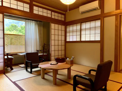 Bilik dengan hiasan bertemakan bunga sakura.