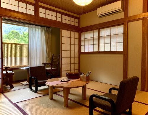 2階にあるシャワールーム付きの和室。