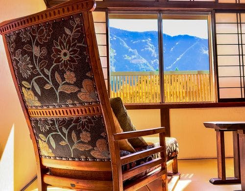 【2階十枚山の間・25畳】窓辺の特等席
