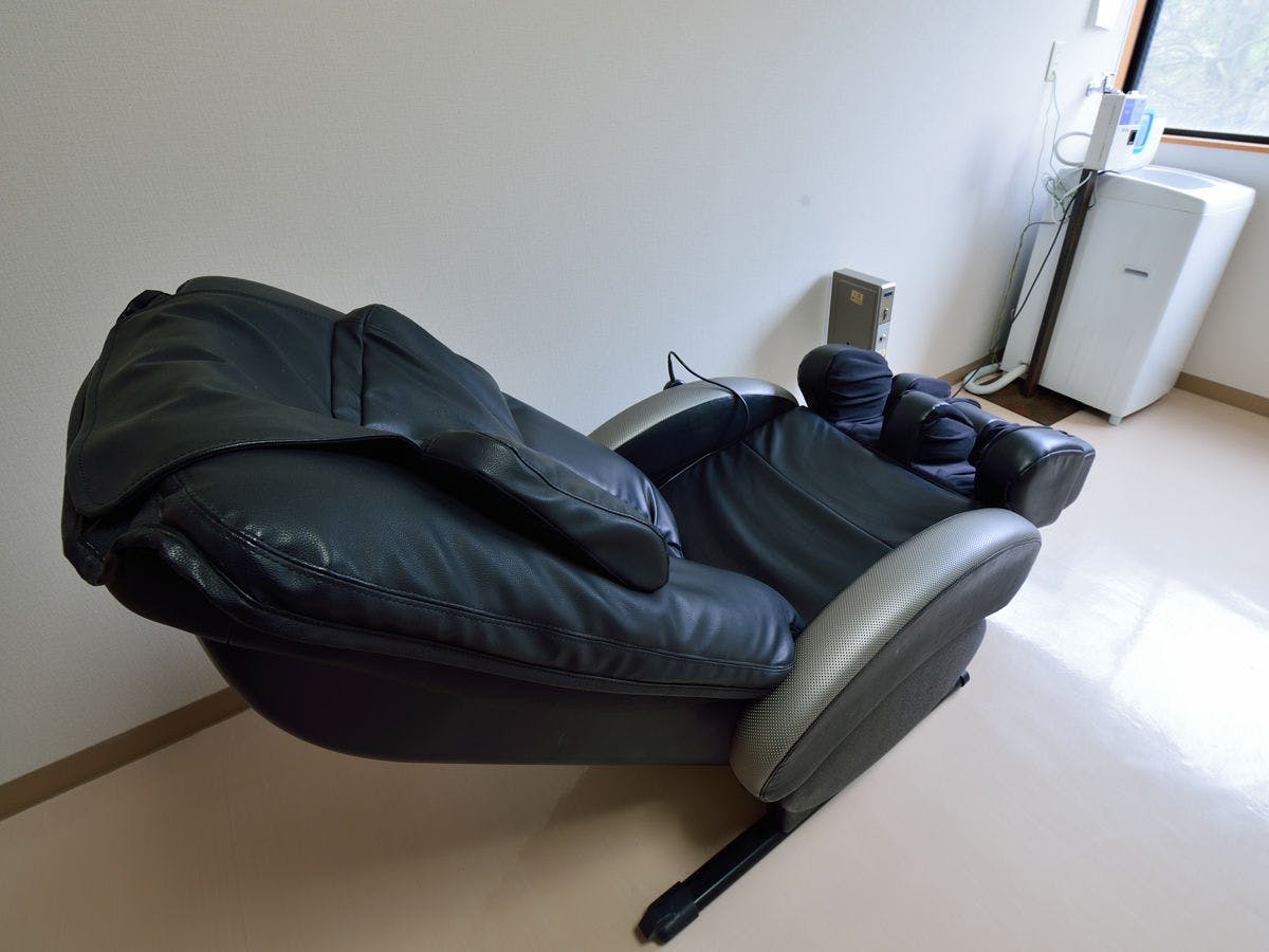 * มีห้องพักผ่อนและเก้าอี้นวดให้บริการ