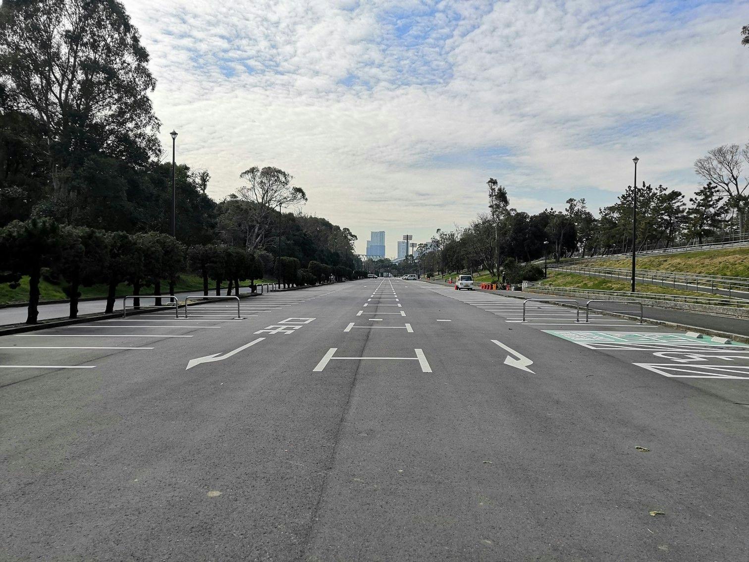 ลานจอดรถแห่งแรกของสวนสาธารณะยูเมะโนะชิมะ - ประมาณ 300 ช่องจอดรถทั่วไป