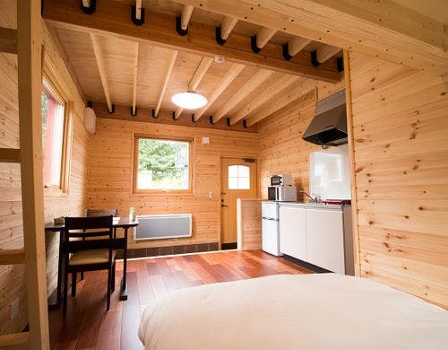 ・＜客室一例（セミダブルとロフト）＞