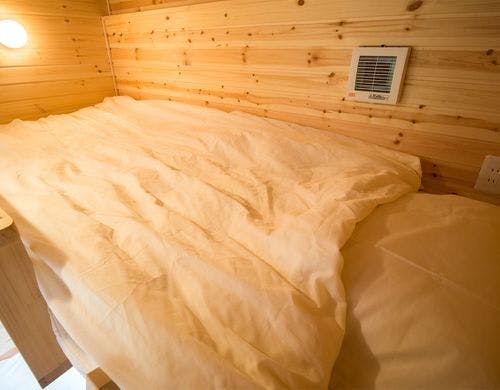 ・＜客室一例（セミダブルとロフト）＞