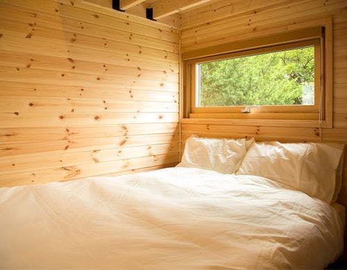 ・＜客室一例（セミダブルとロフト）＞