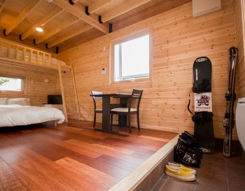 ・＜客室一例（セミダブルとロフト）＞