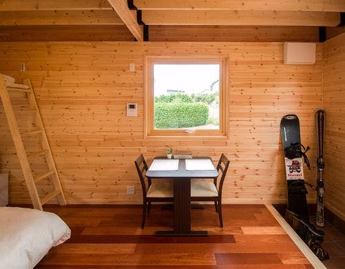 ・＜客室一例（セミダブルとロフト）＞