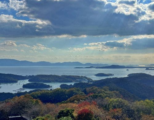 窓の外には瀬戸内海の絶景が広がります