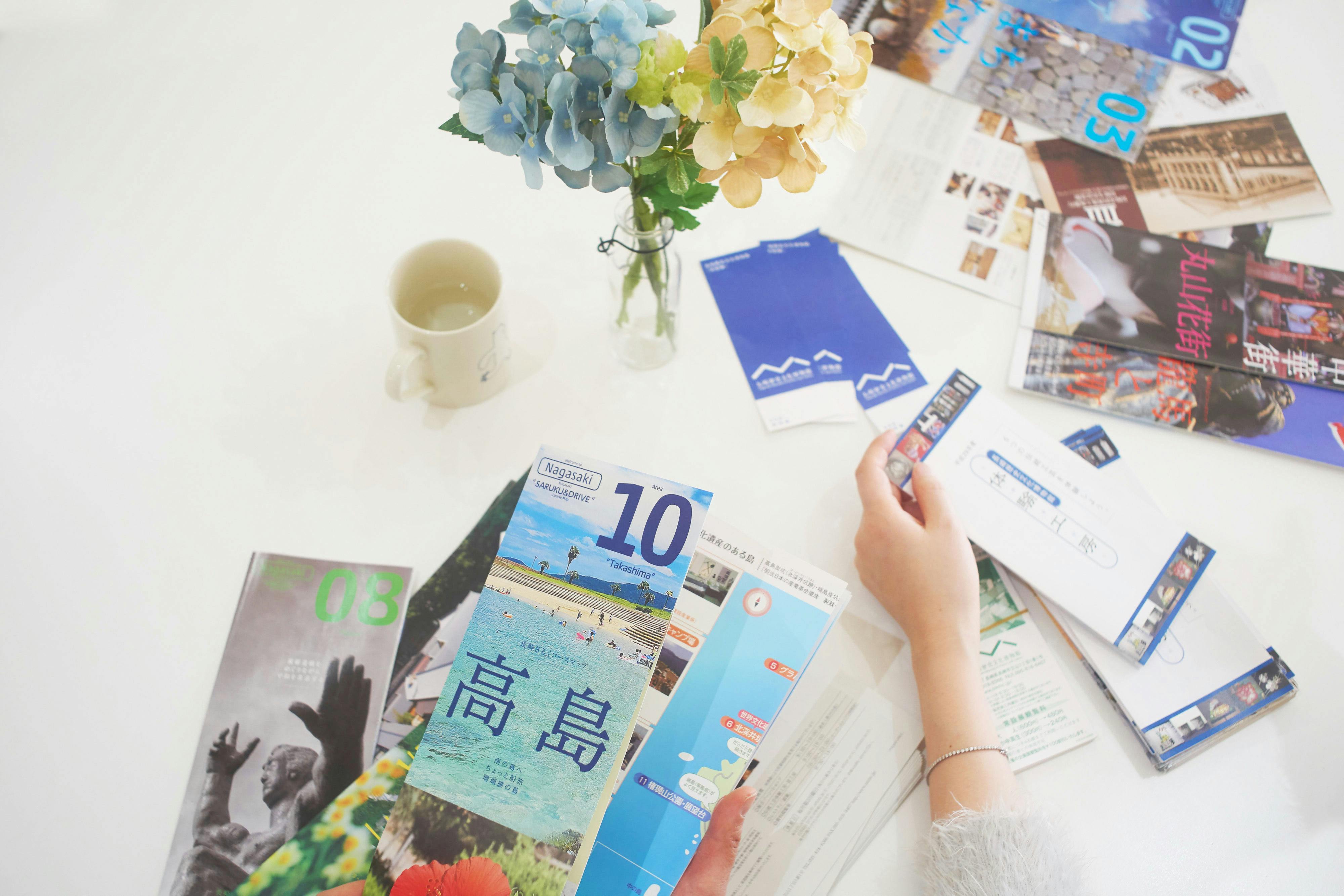 在客廳討論旅遊目的地會議