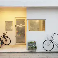 純白的建築物和入口