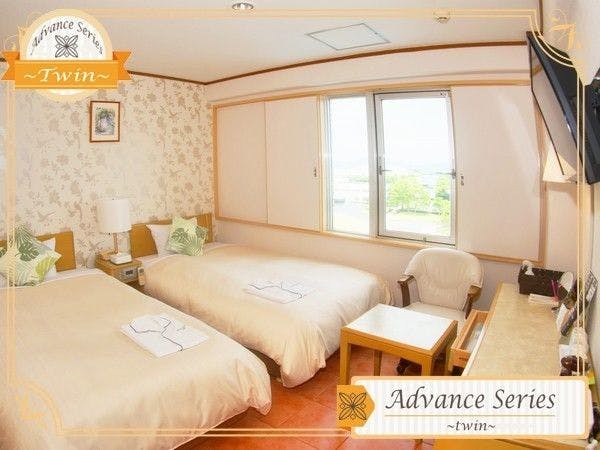 นี่คือห้องพักที่มีเตียงเซมิ-ดับเบิลสองเตียง