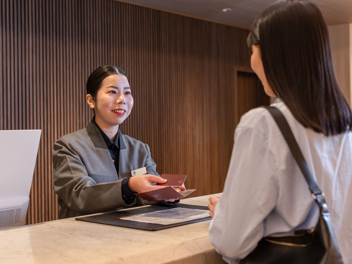 1층 프런트에서 편안히 머무르세요.