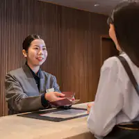 1층 프런트에서 편안히 머무르세요.