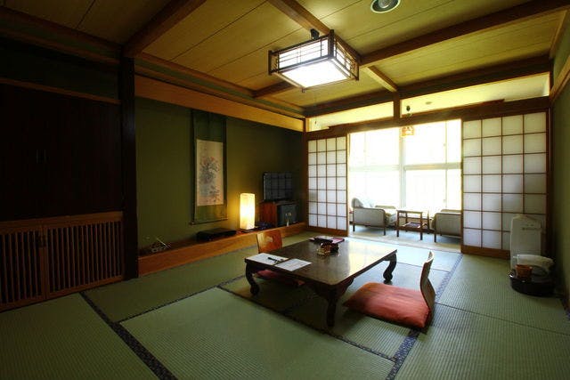 ห้องพักสไตล์ญี่ปุ่นพร้อมห้องน้ำและห้องสุขา