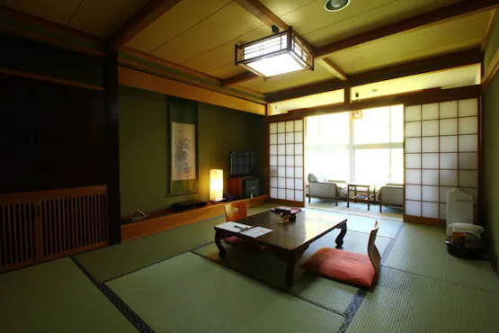 ห้องพักสไตล์ญี่ปุ่นพร้อมห้องน้ำและห้องสุขา