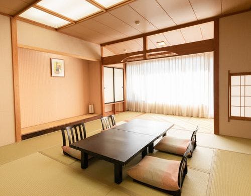 大浴場からも程近い、純和風和室です。