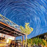 Bangunan dan langit berbintang utara