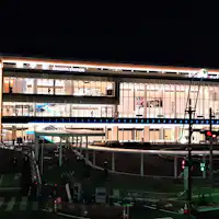 วิวกลางคืนของสถานีอิซาฮายะจากโรงแรม