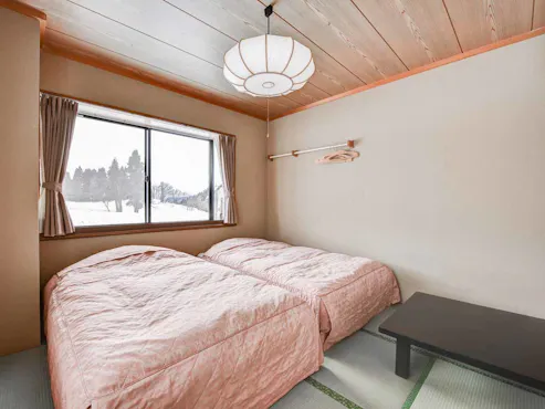 *Sebuah contoh Kamar (Kamar gaya Jepang dengan dua tempat tidur single)