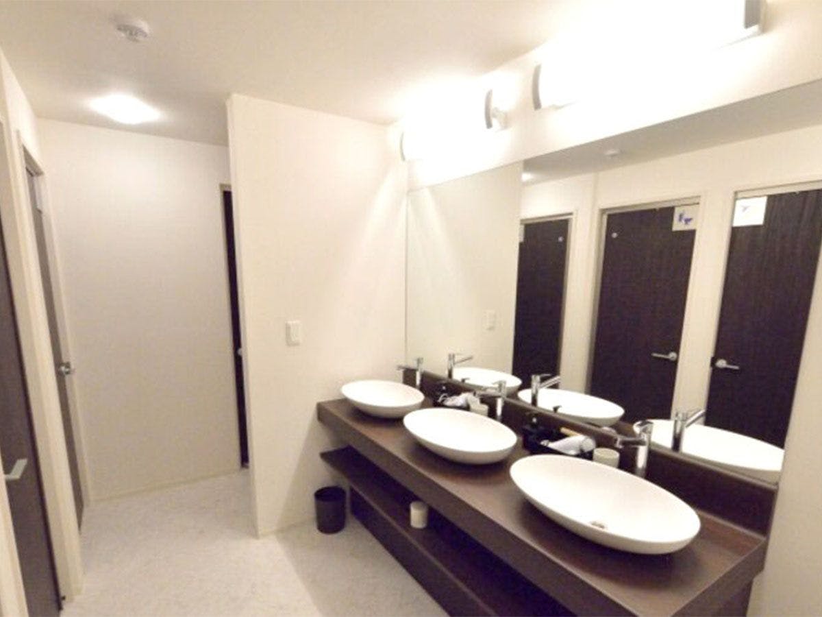 - Asrama / Kamar mandi bersama