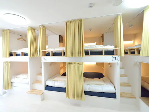 - Asrama / Demi keamanan, menggunakan tangga.