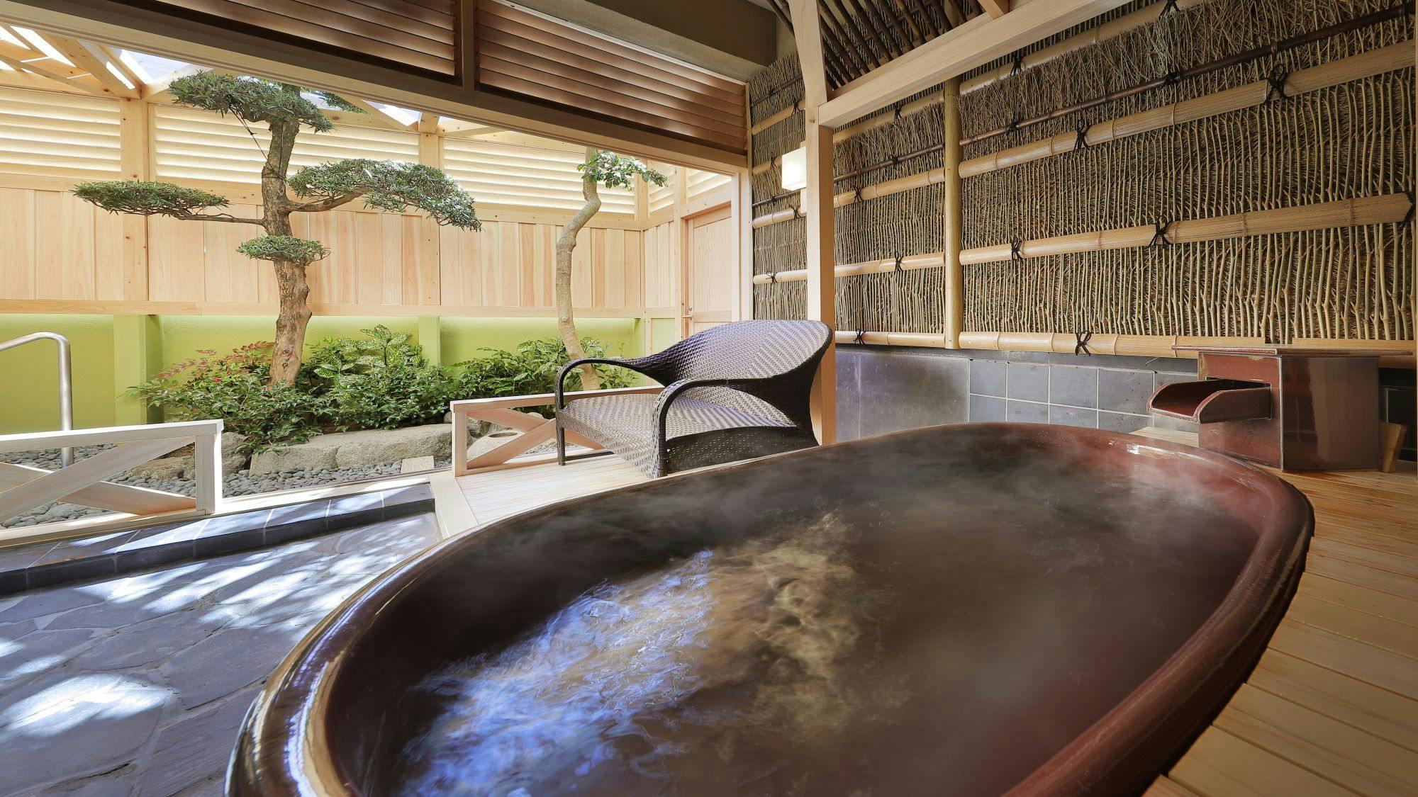 สามารถใช้บริการห้องอาบน้ำส่วนตัวได้สองแบบ: กลางแจ้งและในร่ม