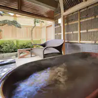 สามารถใช้บริการห้องอาบน้ำส่วนตัวได้สองแบบ: กลางแจ้งและในร่ม