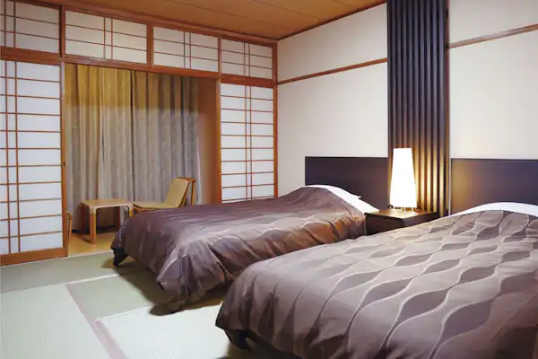 일본식 객실에 침대 2개가 설치되어 있습니다.