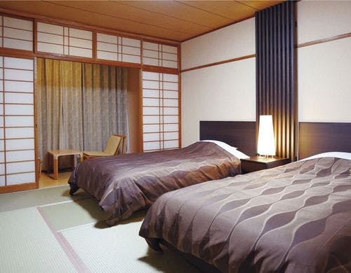 和室にベッド2台を設置したお部屋です。