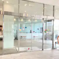 ทางเข้าที่เต็มไปด้วยแสงธรรมชาติและความสะอาดสดชื่น.