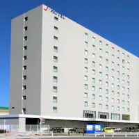 มีที่จอดรถแบบพื้นราบภายในบริเวณโรงแรม