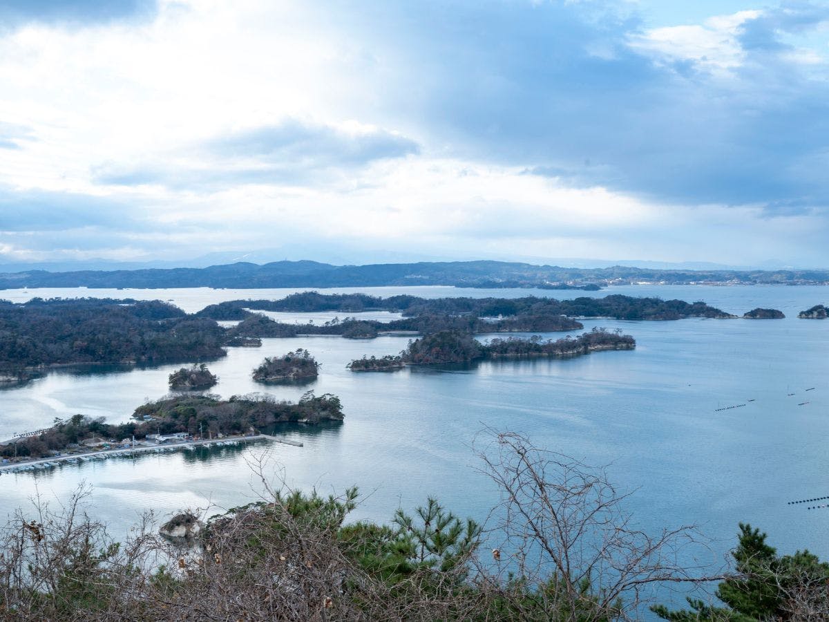 มองเห็นหมู่เกาะที่ลอยอยู่ในอ่าวมัตสึชิมะ