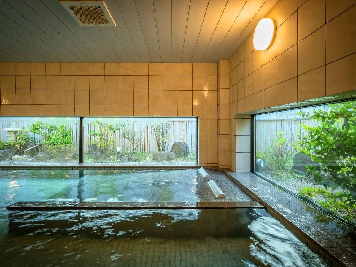 เรามีอ่างอาบน้ำแบบนอนในห้องอาบน้ำใหญ่สำหรับชายและหญิง