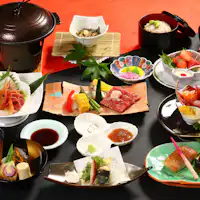 อาหารเย็นที่มีเนื้อวัวฟุราโนะย่างบนจานเซรามิกที่เต็มไปด้วยน้ำเนื้อ