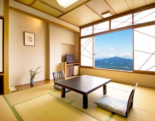 【上州の山々が一望できる眺望和室１０畳】